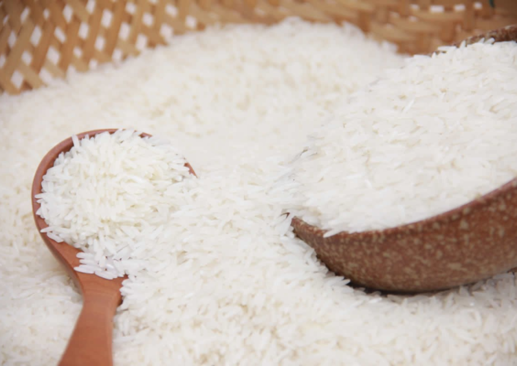 Hạt gạo có kích thước đồng đều, màu trắng trong, khi nấu chín hạt gạo vẫn tơi, không bị nát.