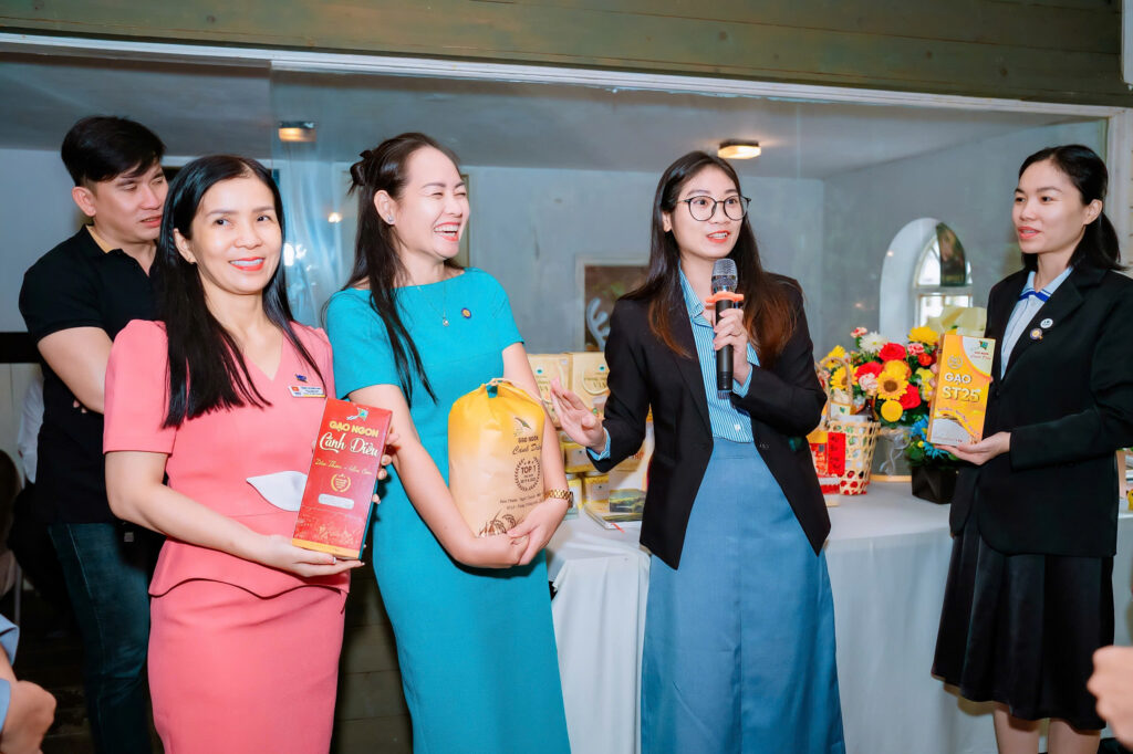 Gặp gỡ khách hàng và đối tác